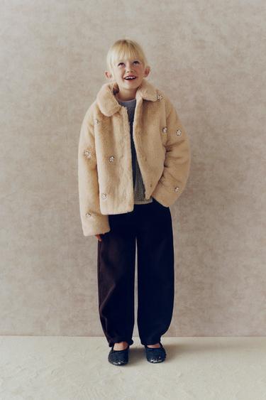 Zara KRATKI KAPUT OD VEŠTAČKOG KRZNA SA NAKITOM – karamela