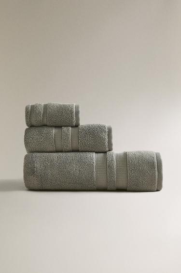 SERVIETTE DE BAIN EXTRA-DOUCE DOUBLE FRISE - Verdâtre de Zara