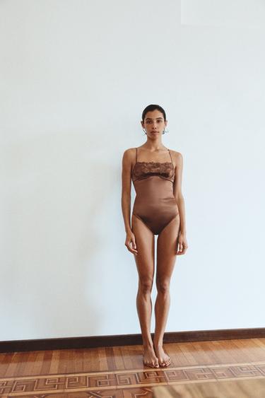 SATIJNACHTIGE BODY MET KANT EN BEUGELS - Bruin van Zara - Afbeelding 0