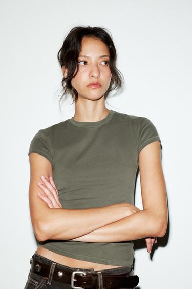 PLAYERA ENTALLADA MANGA CORTA - Khaki de Zara