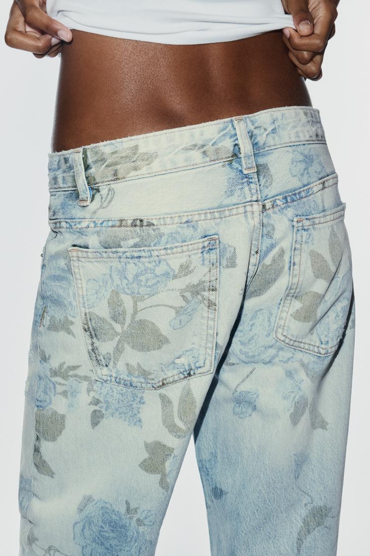 Jeans TRF de tiro bajo, holgados con estampado floral y dobladillo volteado 5