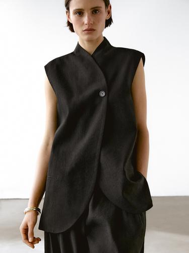 Chaleco cuello subido con lino - Negro de Zara