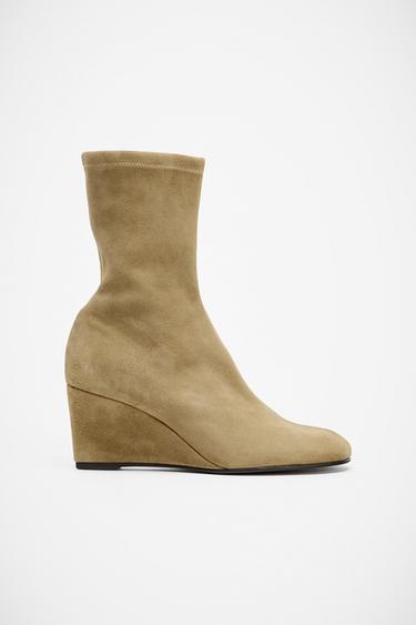 حذاء للكاحل بإسفين من جلد السويد - رمادي بني الخاص بـ Zara