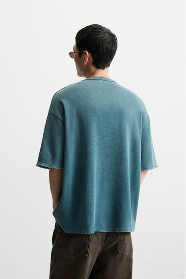 T-SHIRT EN MAILLE IMPRIMÉ DÉLAVÉ - Bleu délavé de Zara - Image 2