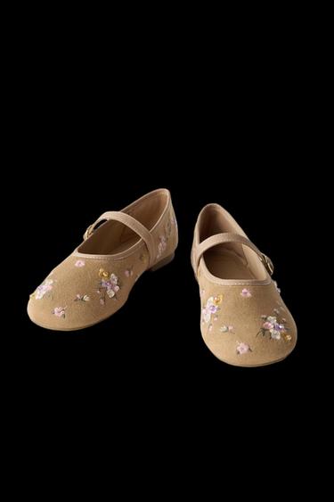 BALLERINA MIT BLUMENSTICKEREI - Sandfarbe von Zara