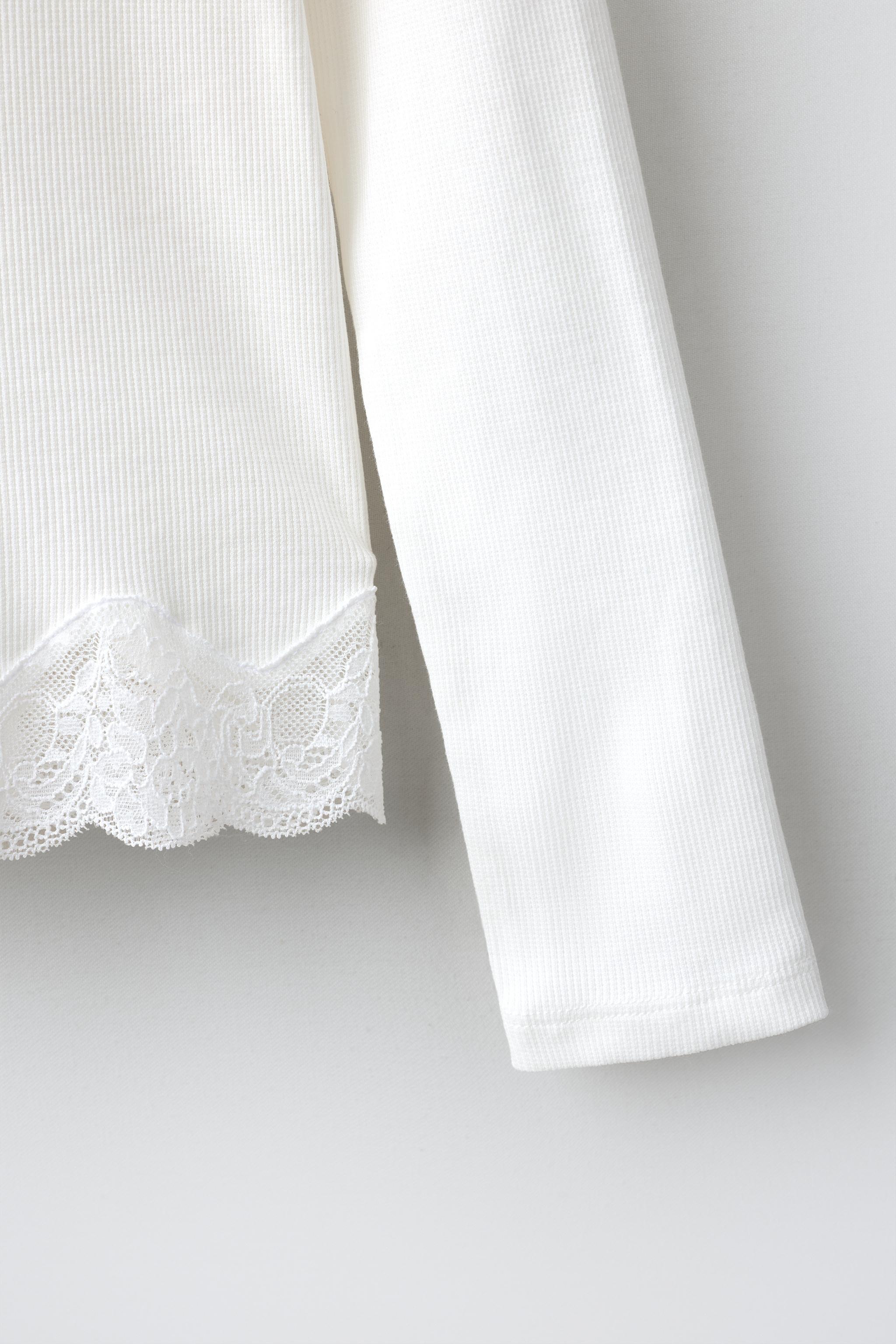 HAUT CÔTELÉ EN DENTELLE