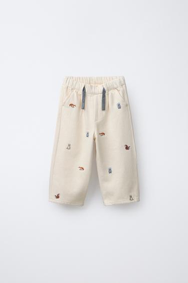 BAGGY-HOSE MIT SOFT-TOUCH-EFFEKT UND TIERSTICKEREIEN - Cremefarben von Zara