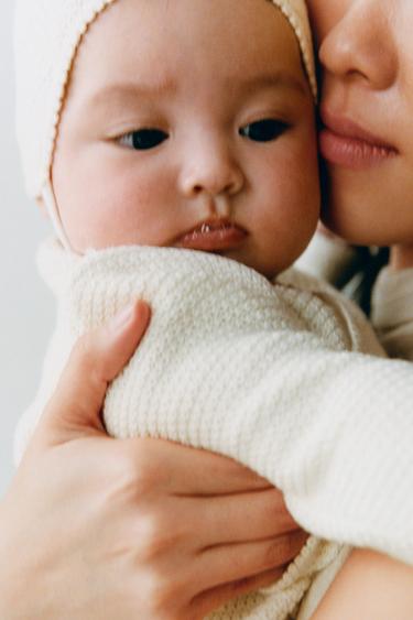 KOMPLET S TEKSTURO MAJICA IN HLAČE IZ BOMBAŽA IN SVILE - Ekru barva od Zare