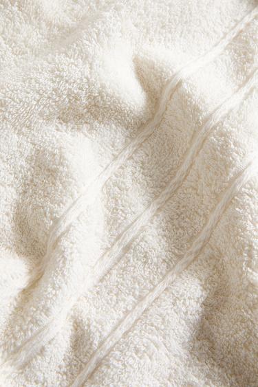 SERVIETTE DE BAIN FRISE - Ivoire de Zara - Image 3