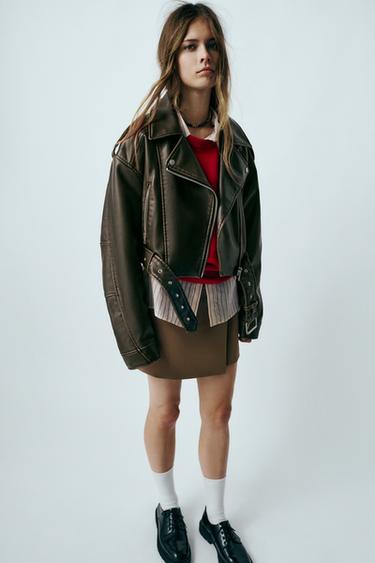 УКОРОЧЕННАЯ КУРТКА ИЗ ИСКУССТВЕННОЙ КОЖИ В БАЙКЕРСКОМ СТИЛЕ — УГОЛЬНЫЙ от Zara — изображение 0