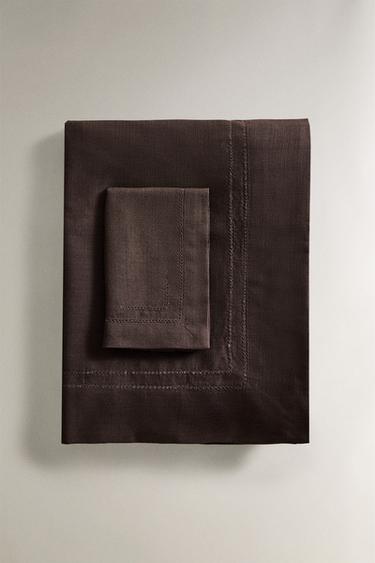 ΒΑΜΒΑΚΕΡΟ ΤΡΑΠΕΖΟΜΑΝΤΙΛΟ ΜΕ  ΑΖΟΥΡ ΜΠΟΡΝΤΟΥΡΑ - Καφέ του Zara