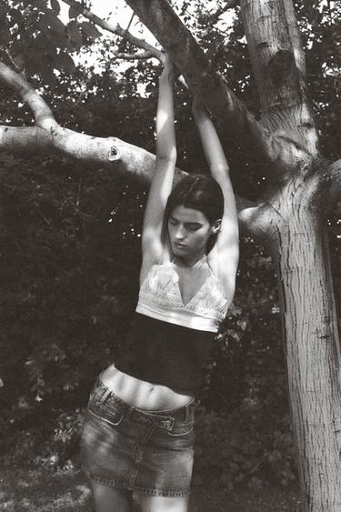 TOP EN MATIÈRES VARIÉES À VOLANTS - Noir de Zara