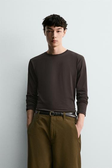 ベーシックスリムフィットTシャツブラウンZaraのベーシックスリムフィットTシャツ - ブラウン