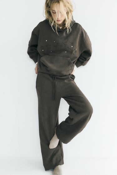 CALÇA LAVADA COM ESTRELAS E TACHAS - Marrom-escuro da Zara