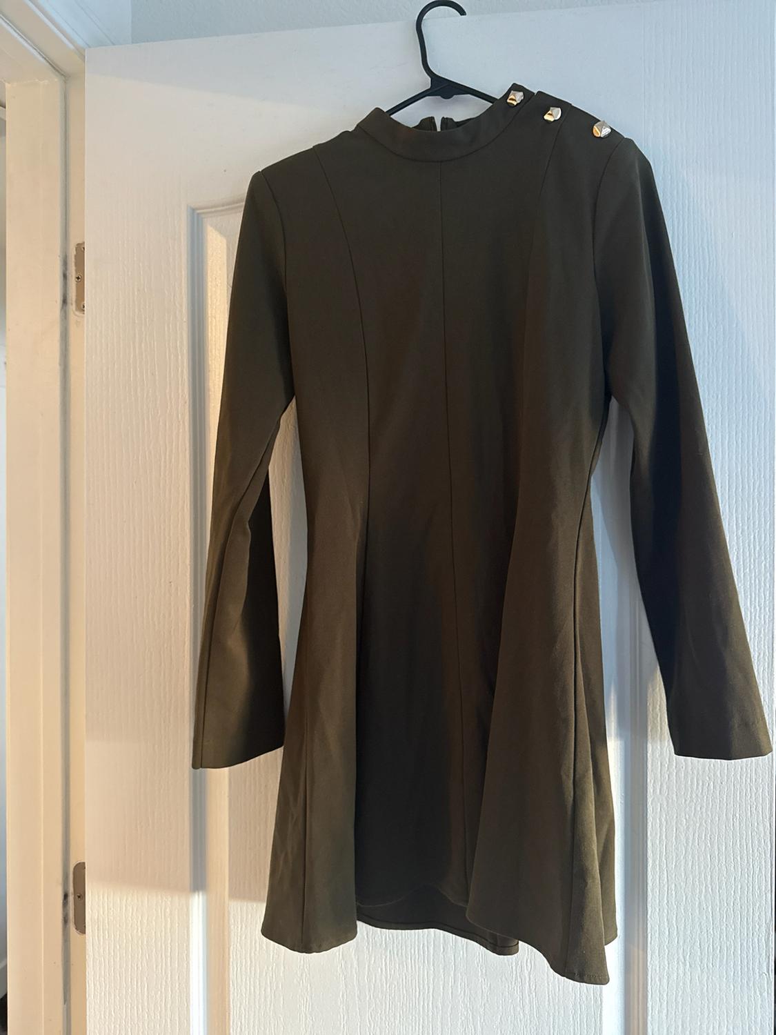 VESTIDO CORTO BOTONES DORADOS HOMBRO - Image 3