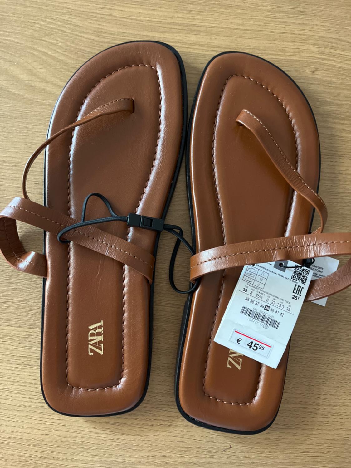 FLAT ASYMMETRIC SANDALS