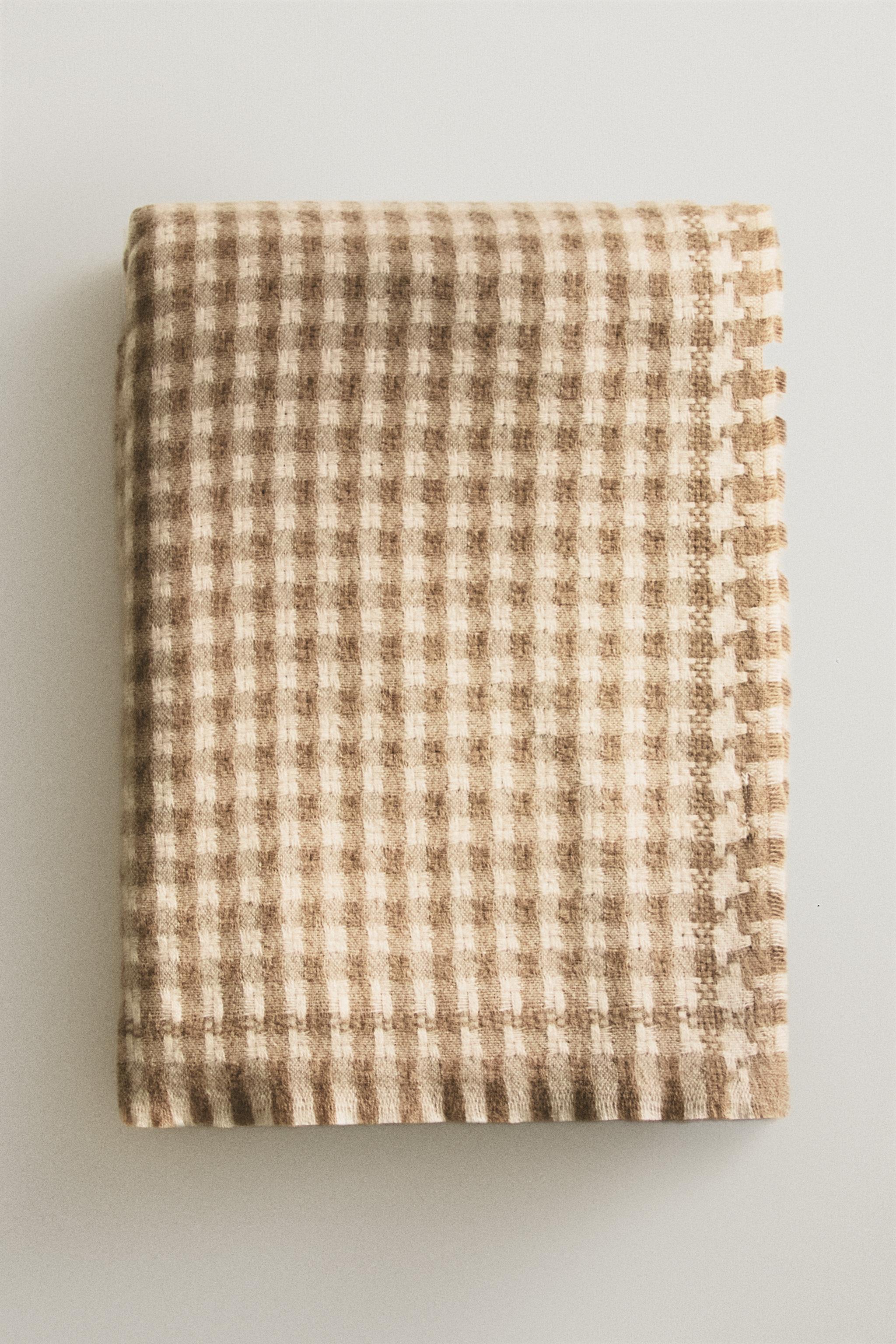 COUVERTURE À CARREAUX ET FRANGES