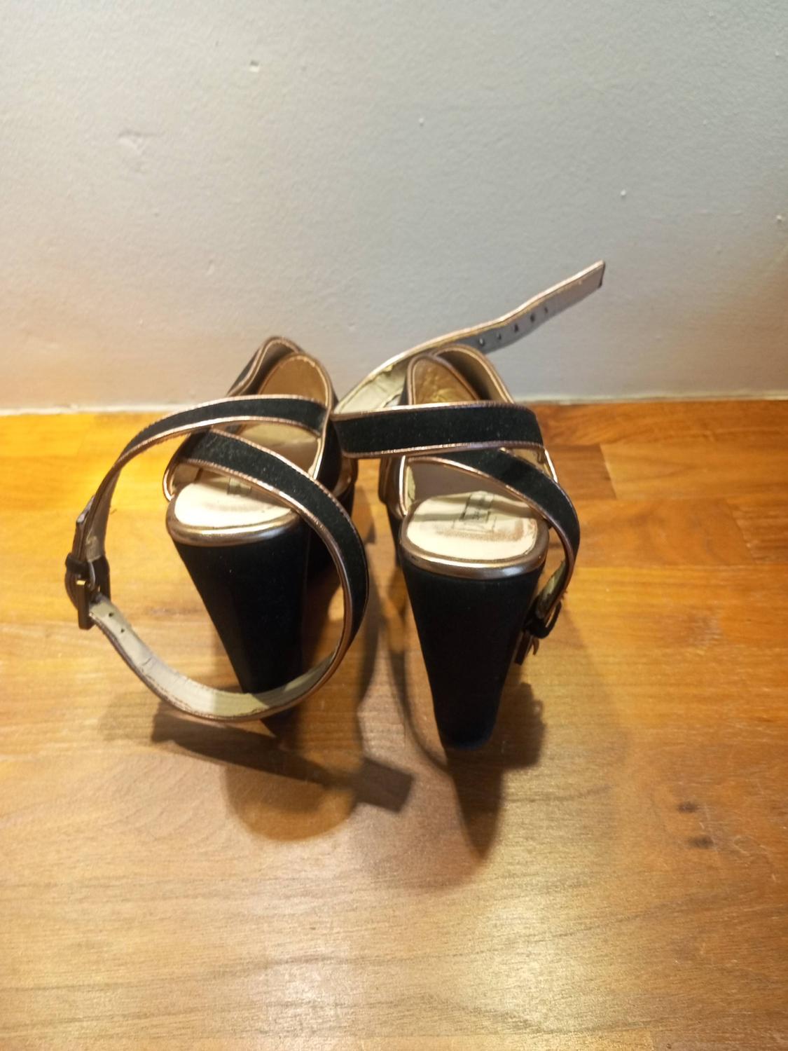 SANDALIAS PLATAFORMA NO PESAN NADA DETALLES DORADOS Y PULSERA TOBILLO - Image 5