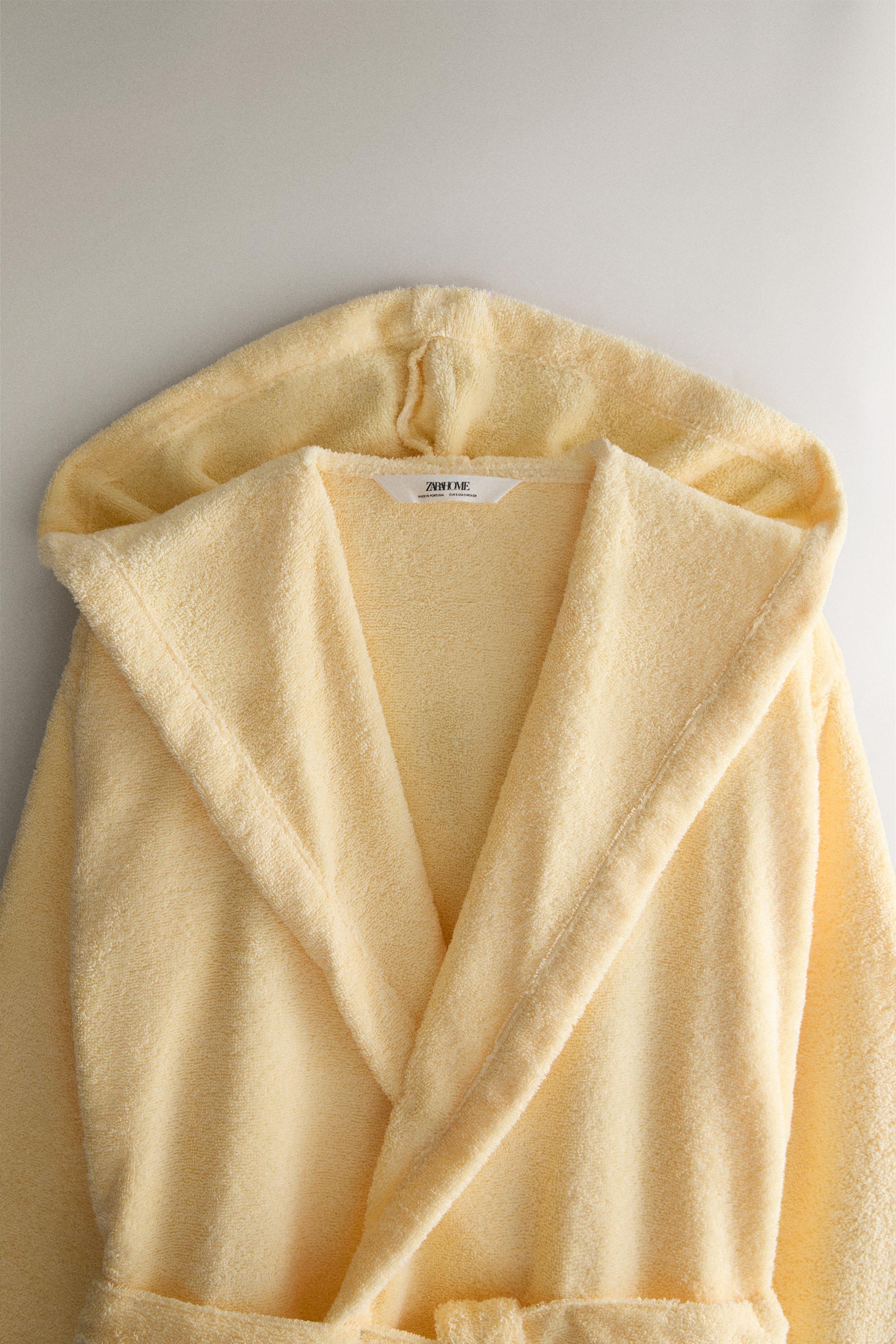 HOODED BATHROBE (360 GXM²) — Light yellow