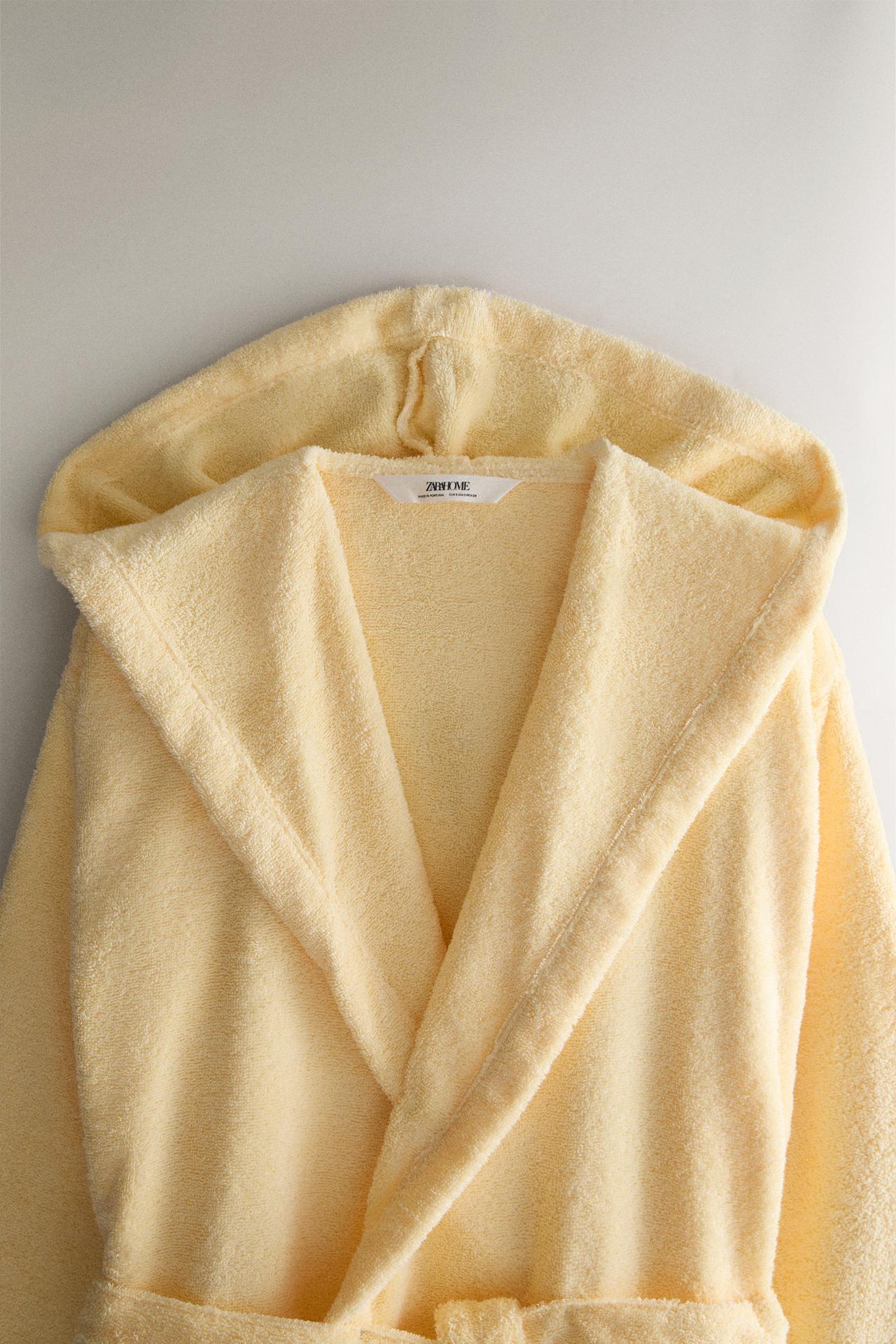 HOODED BATHROBE (360 GXM²) — Light yellow