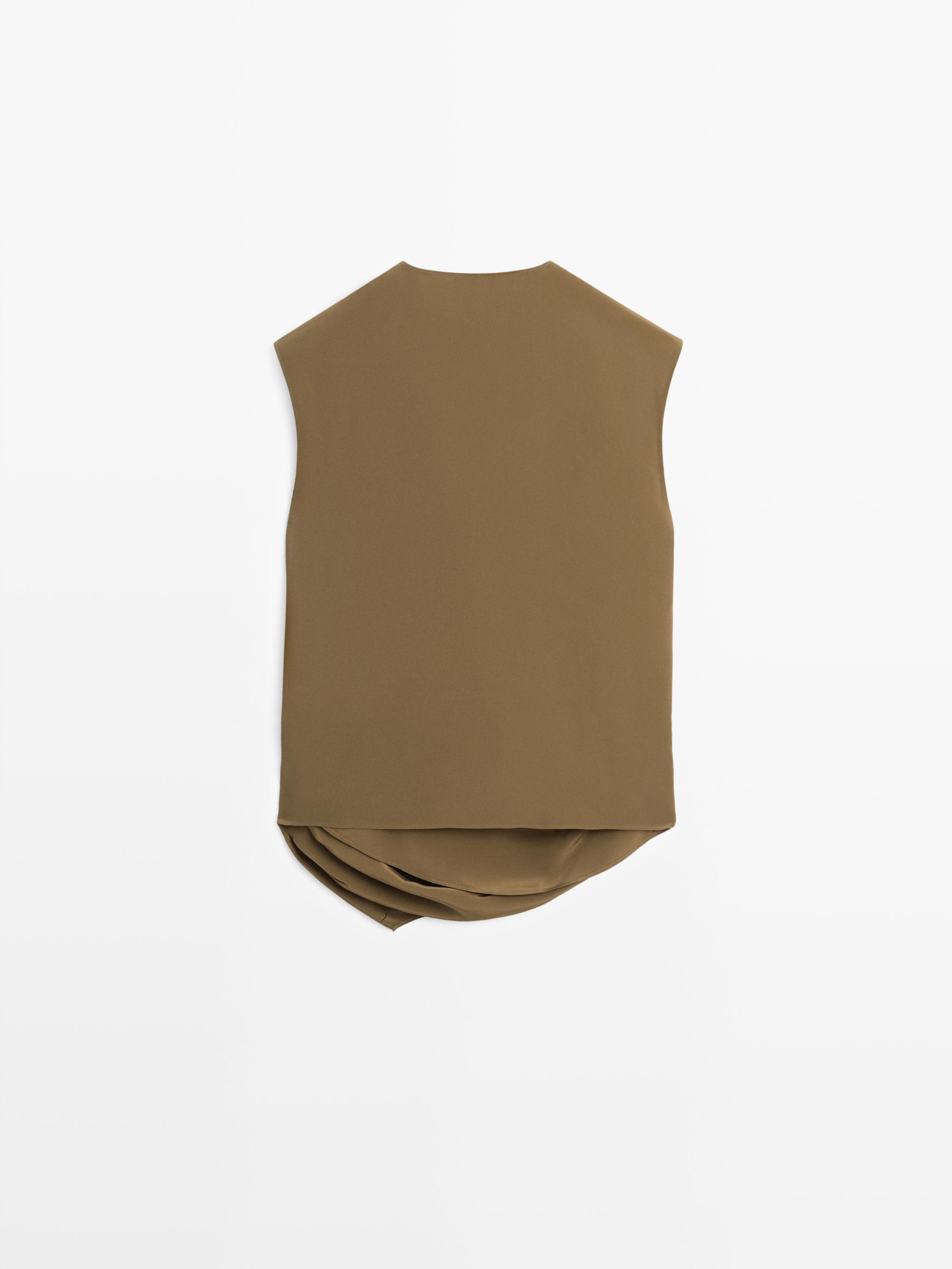 Total look flowing draped top