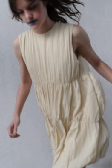 VESTIDO FRUNCES GLOBO - Crema de Zara