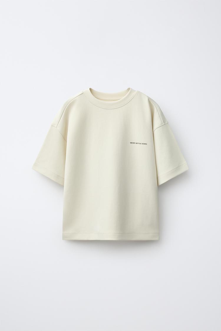 Camiseta texto relieve con modal