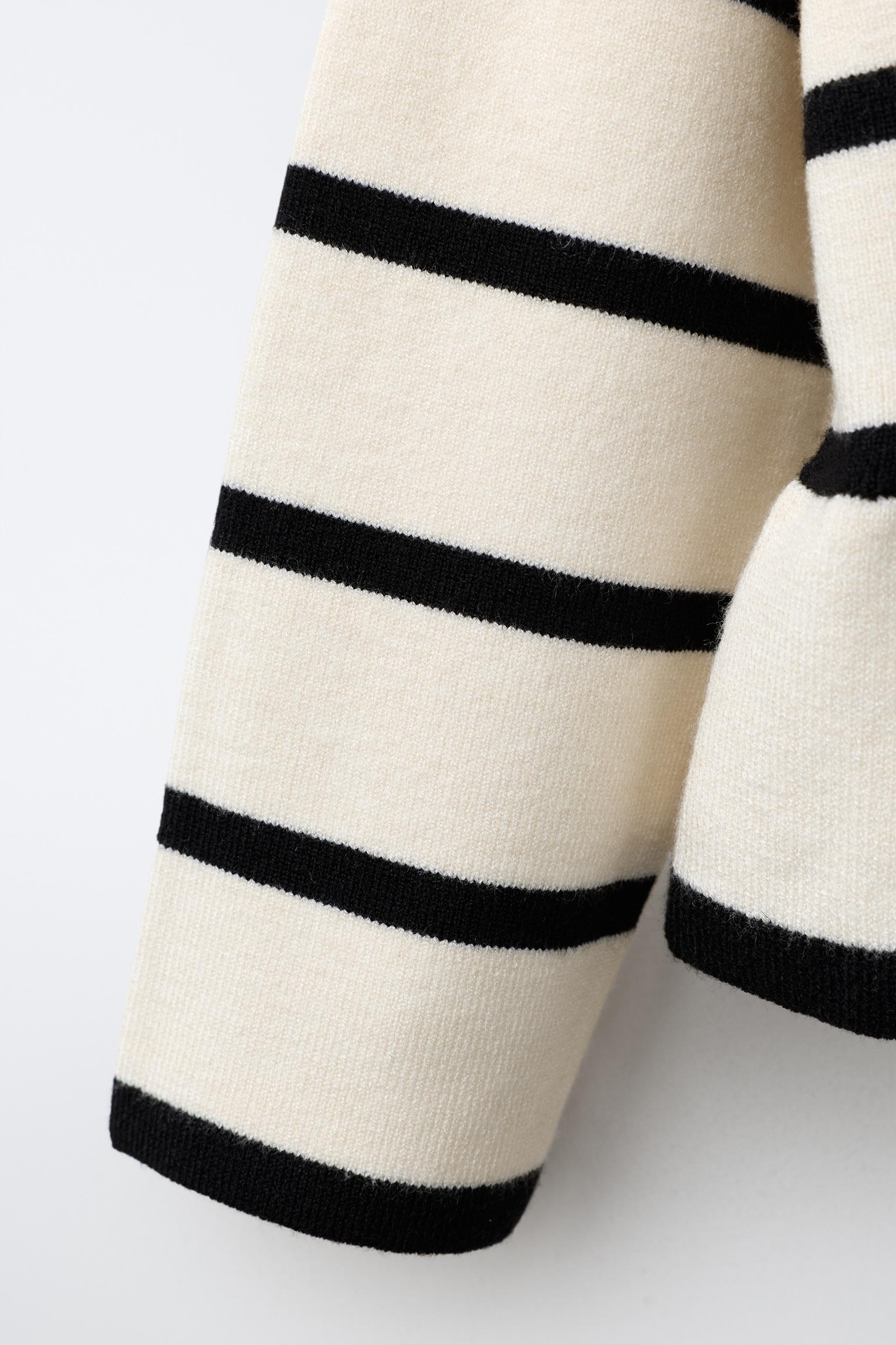 PULL EN MAILLE À RAYURES ET NŒUDS