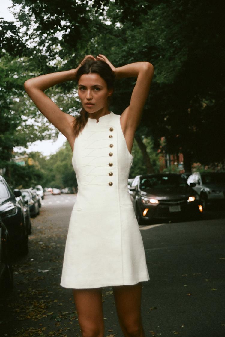 Vestido mini con botones de trenza 3