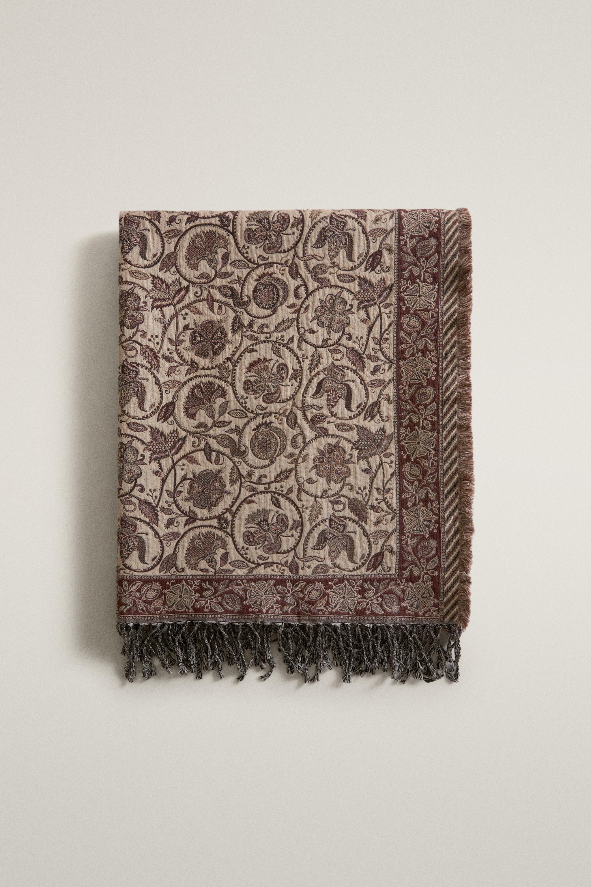 FLORAL JACQUARD BLANKET