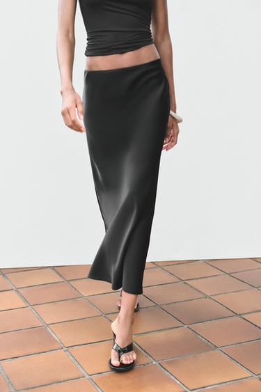 تنورة ميدي ساتان - أسود الخاص بـ Zara