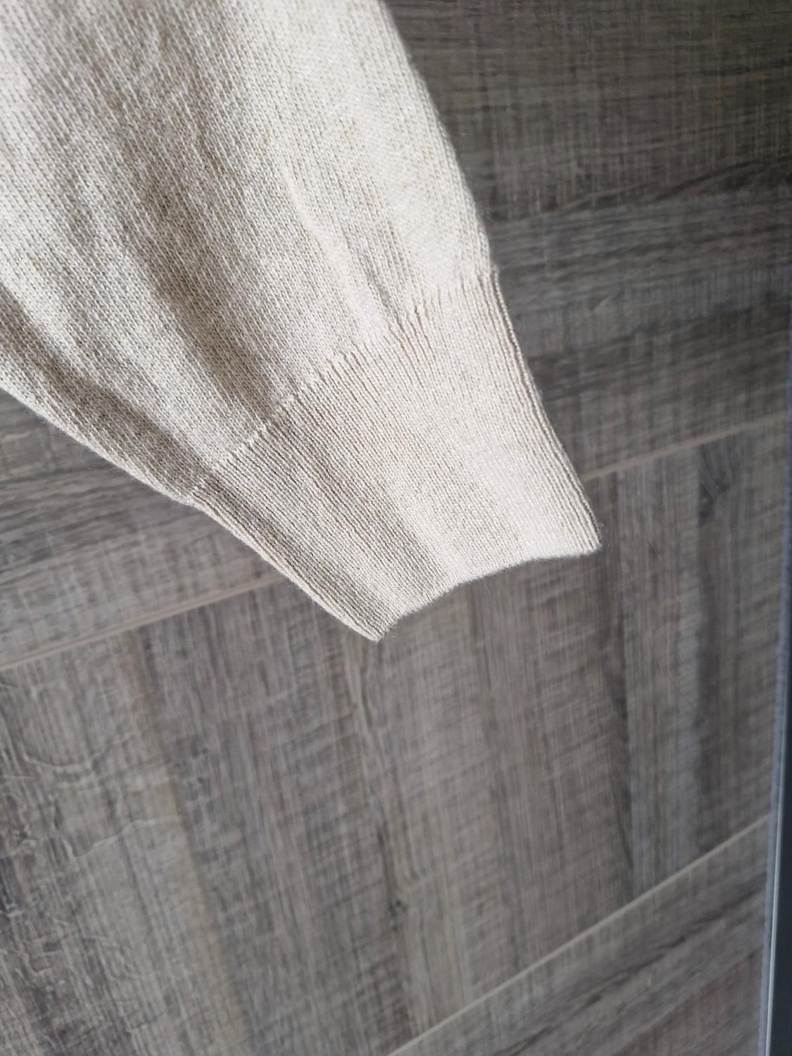BEIGE TRUI MET V HALS - Image 3