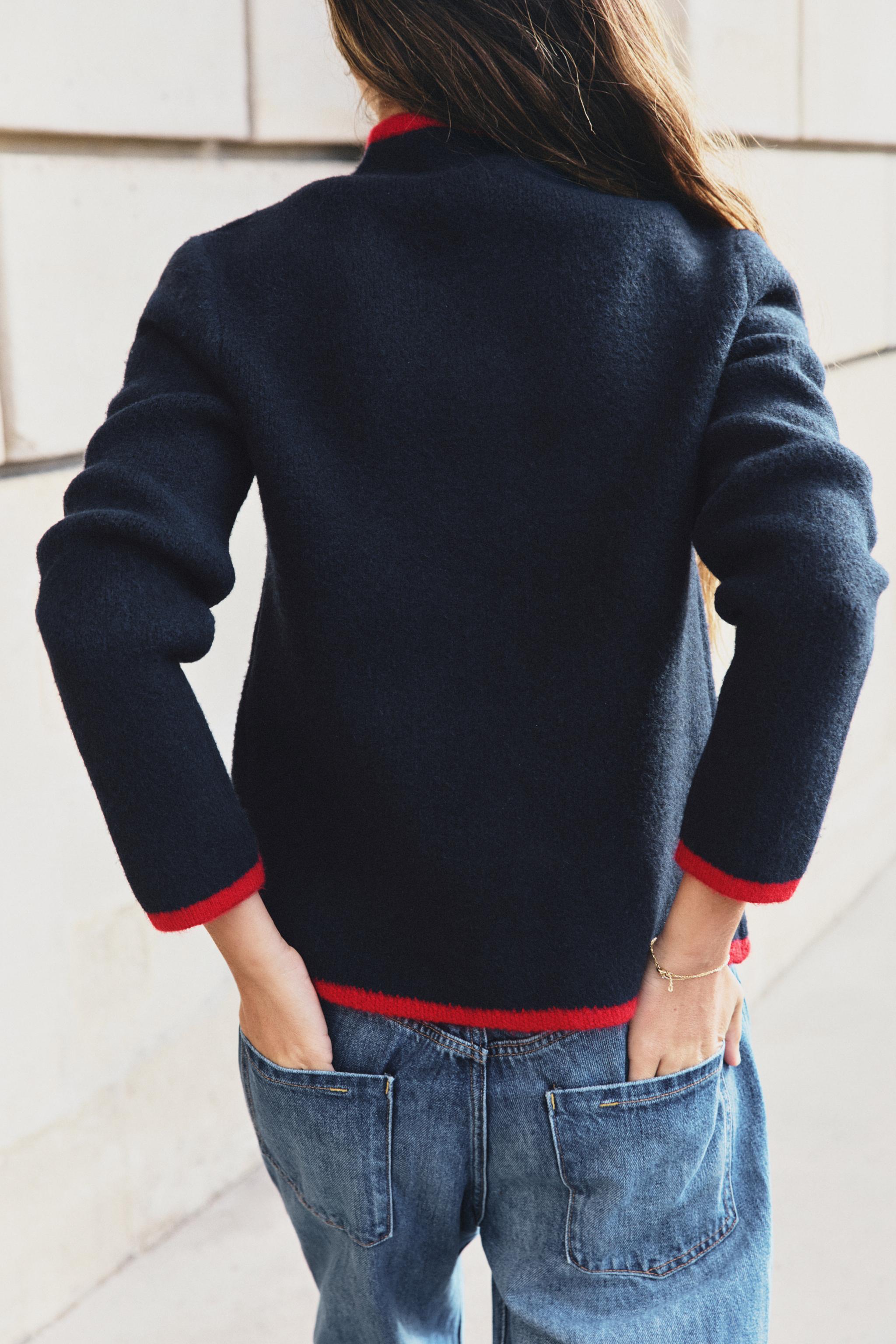 VESTE EN MAILLE LISERÉS CONTRASTE