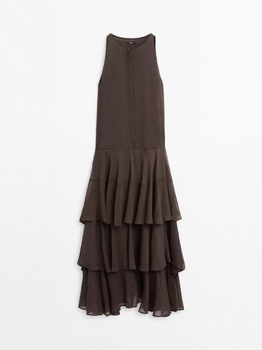 Vestido largo fluido volantes - Chocolate de Zara