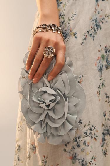 CLUTCH DE PELL AMB FLOR LIMITED EDITION - Blau de Zara