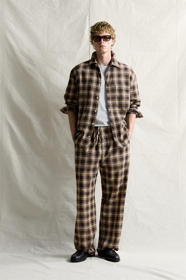 PANTALÓN RELAXED FIT CUADROS TEXTURA - Marrón de Zara - Imagen 0