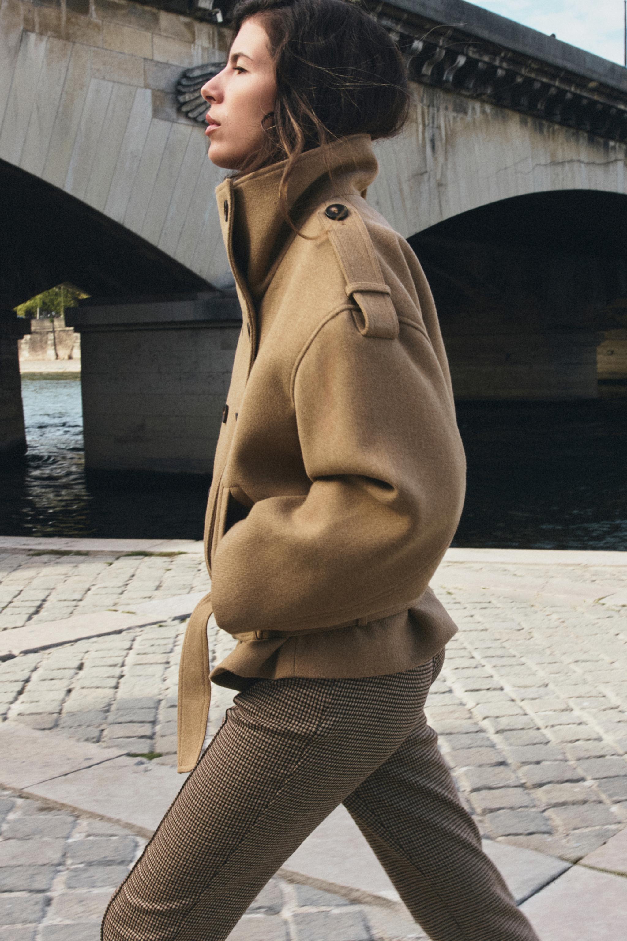 MANTEAU COURT COL MONTANT CEINTURE