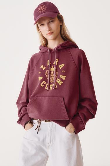 سويت شيرت VARSITY 50TH ANNIVERSARY - بورجندي الخاص بـ Zara