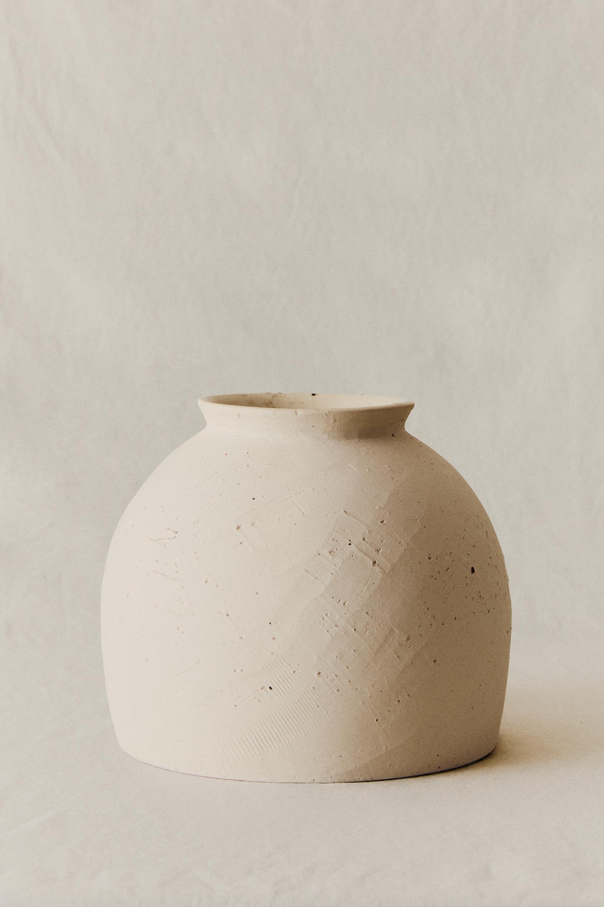 ROUND CERAMIC VASE