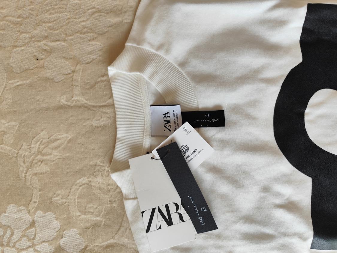 T-SHIRT WITH CHILLIDA © ZABALAGA-LEKU VEGAP PRINT - Image 2