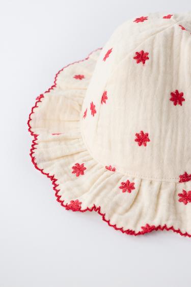 BONNET TEXTURÉ FLEURS BRODÉES - Écru / Rouge de Zara - Image 1