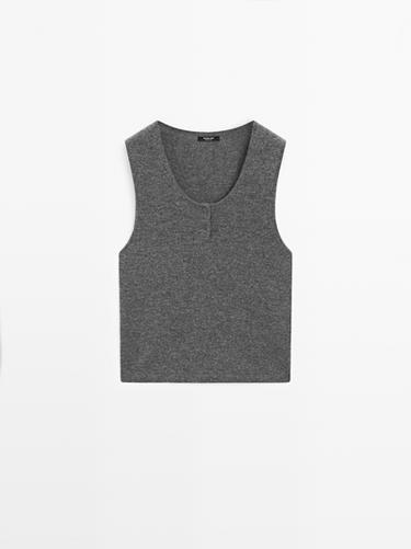 Top punto detalle botones - Gris vigoré de Zara