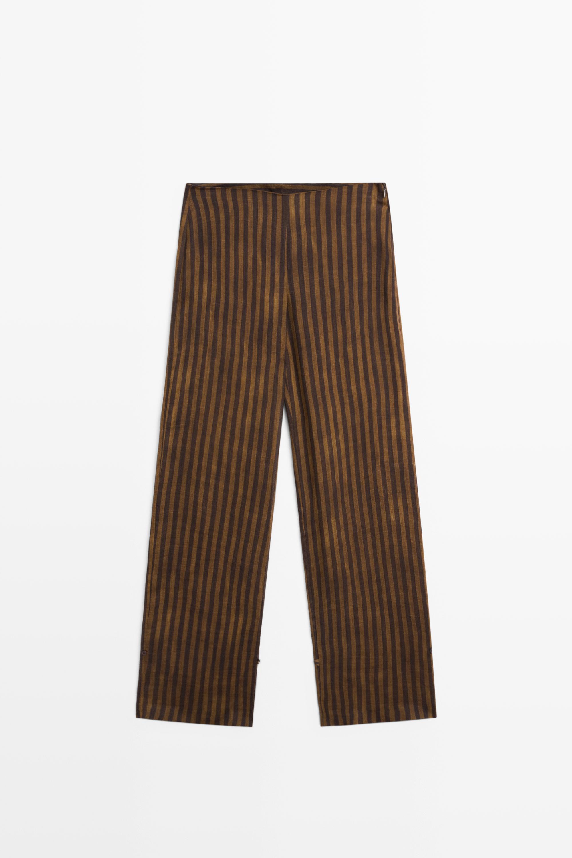 Flowing striped pants with button hem total look