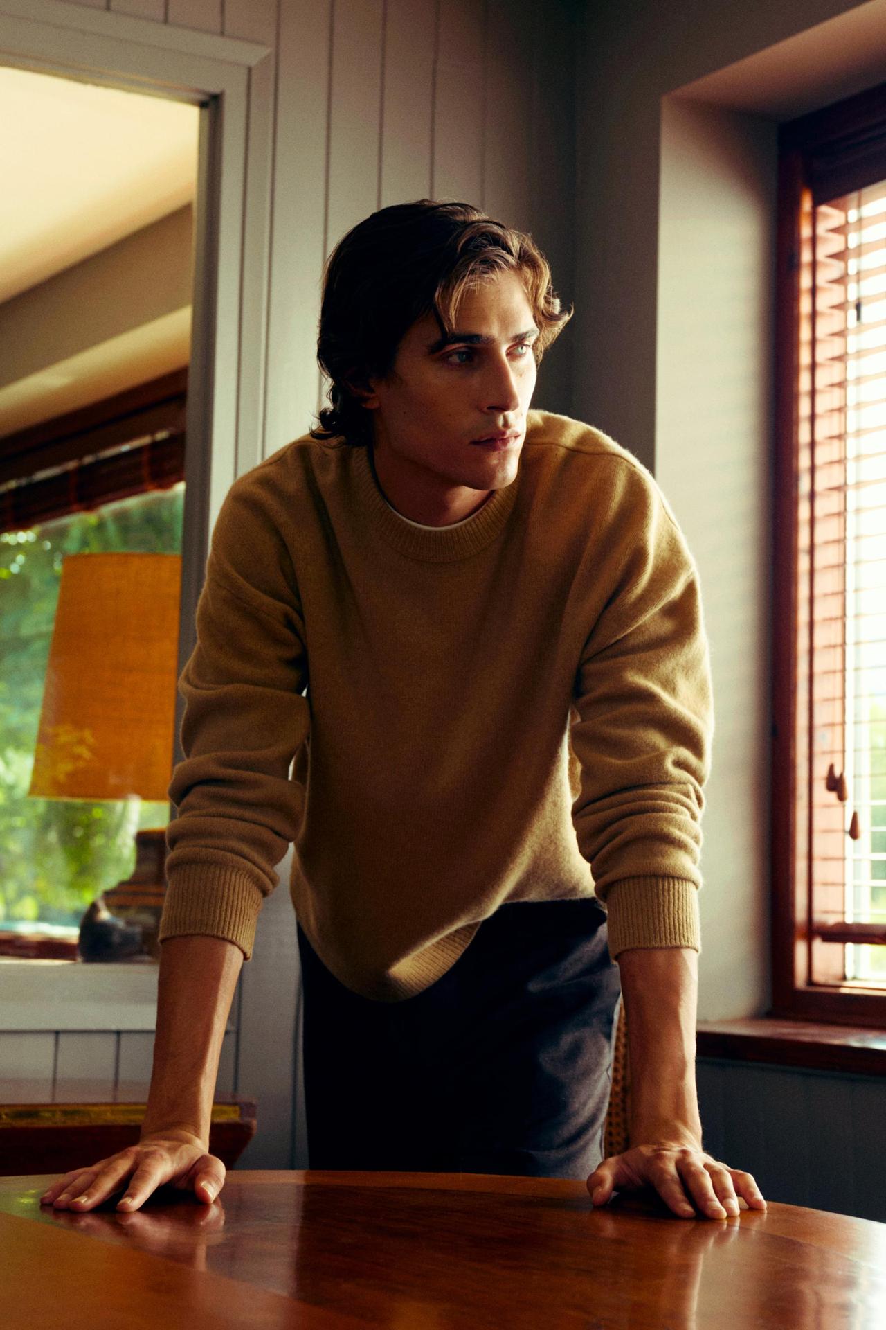 100% wool knit round-neck sweater — Mid-camel