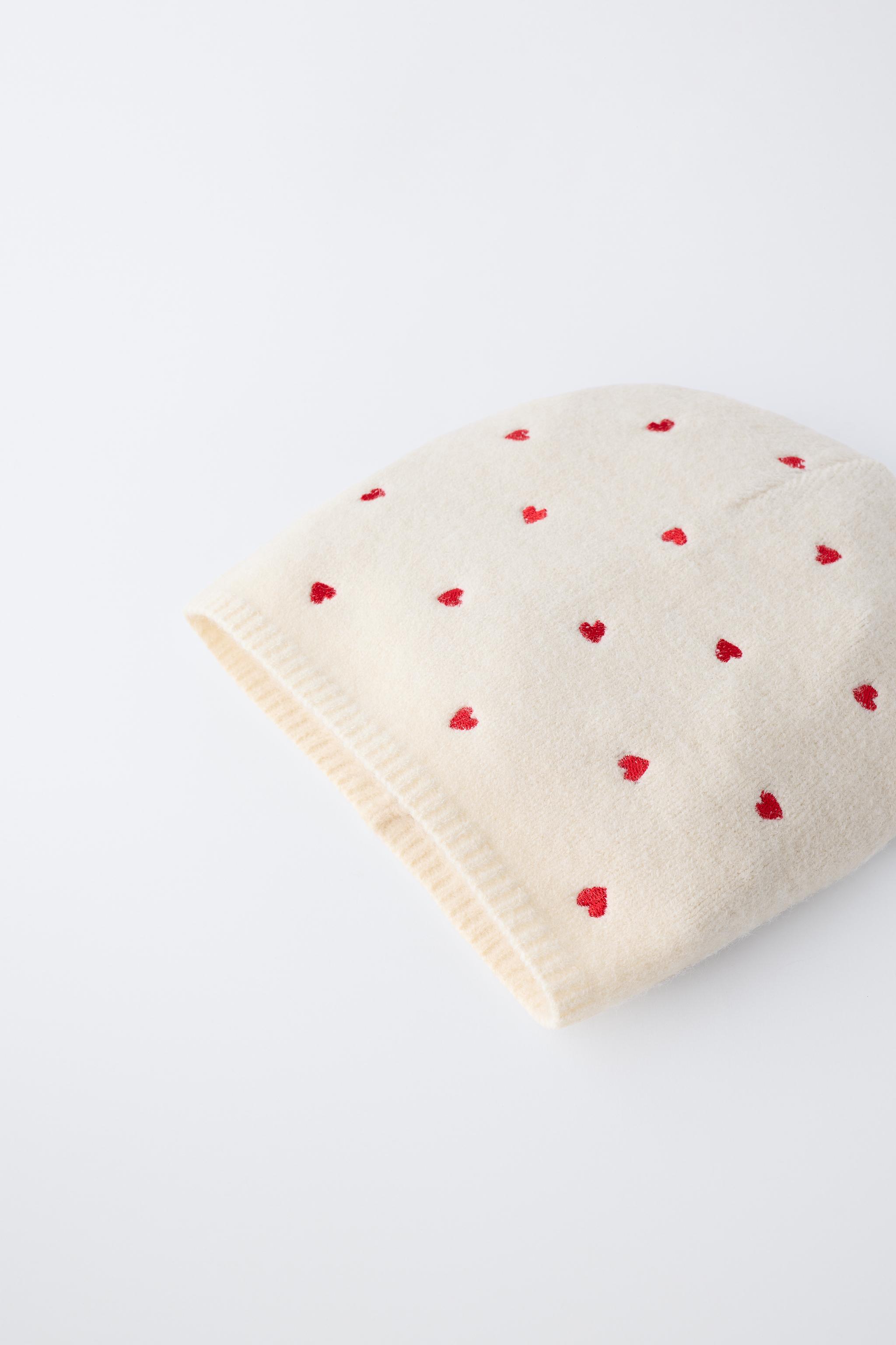 BONNET EN MAILLE CŒURS BRODÉS