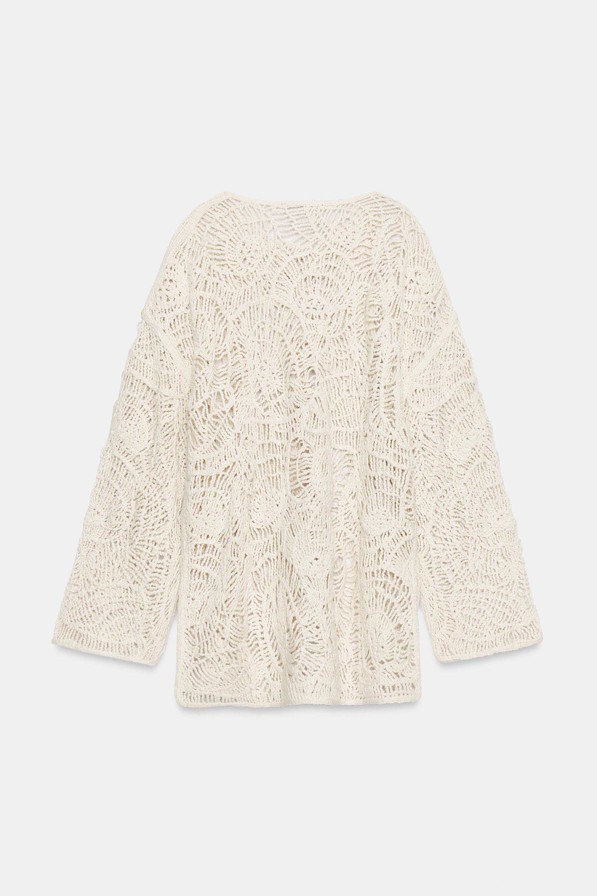 ROBE EN MAILLE AJOURÉE À POMPONS