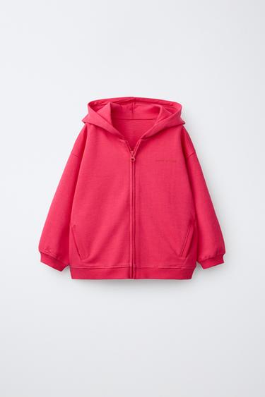 Zara SWEATER MAJICA S PATENTNIM ZATVARAČEM, INTERLOCK I RELJEFNIM TEKSTOM – jagoda