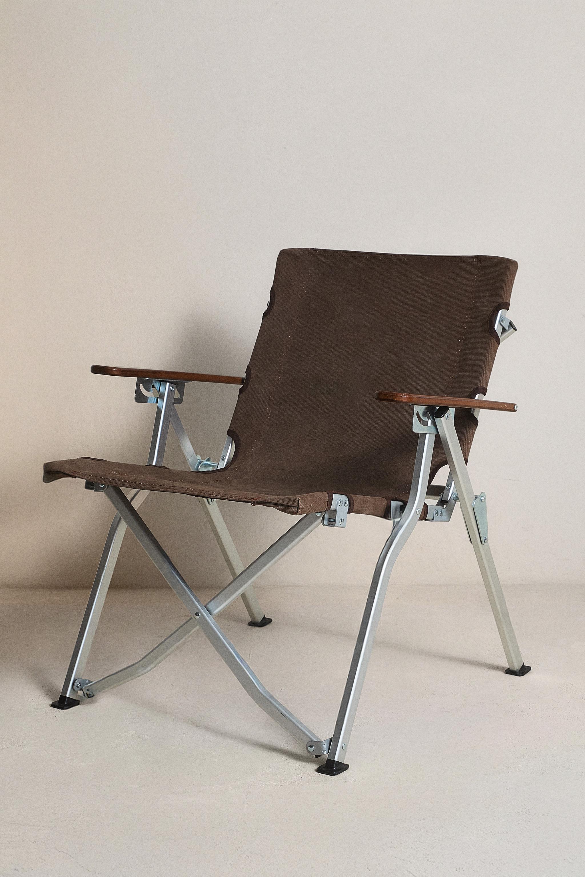 FOLDING CHAIR WITH ARMRESTS AND HANDLE