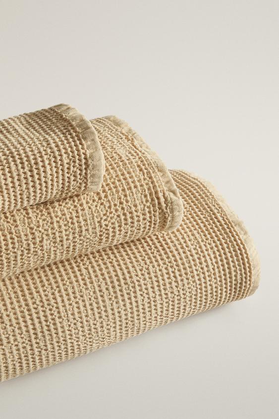 SERVIETTE DE BAIN TEXTURÉE GAUFRÉE - brun de Zara - Image 1