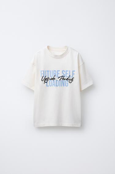 ФУТБОЛКА В СТИЛЕ ПРЕППИ С НАДПИСЬЮ И НАШИВКОЙ — БЕЛЫЙ от Zara